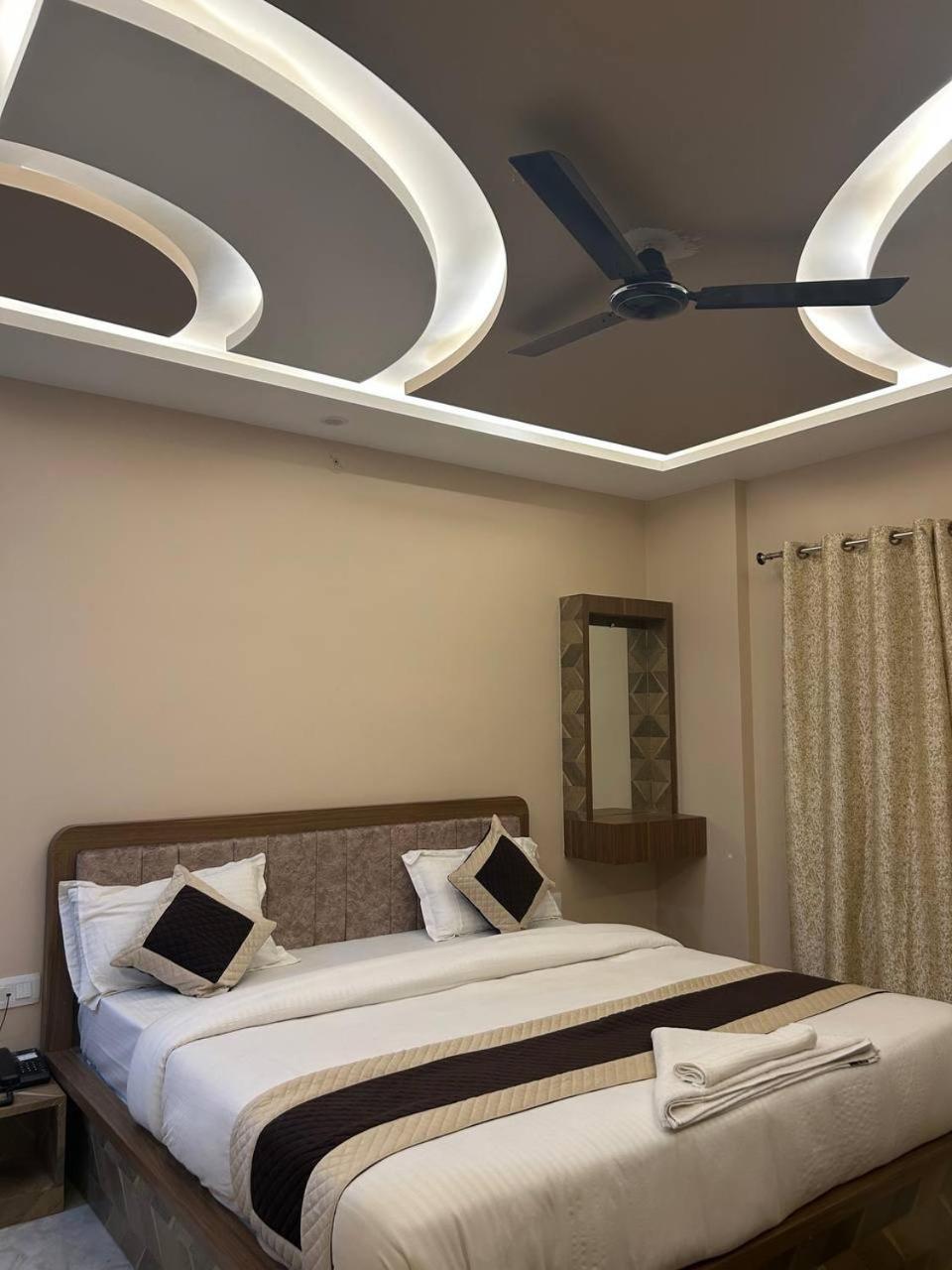 Hotel The Pushpraj Váránaszi Kültér fotó